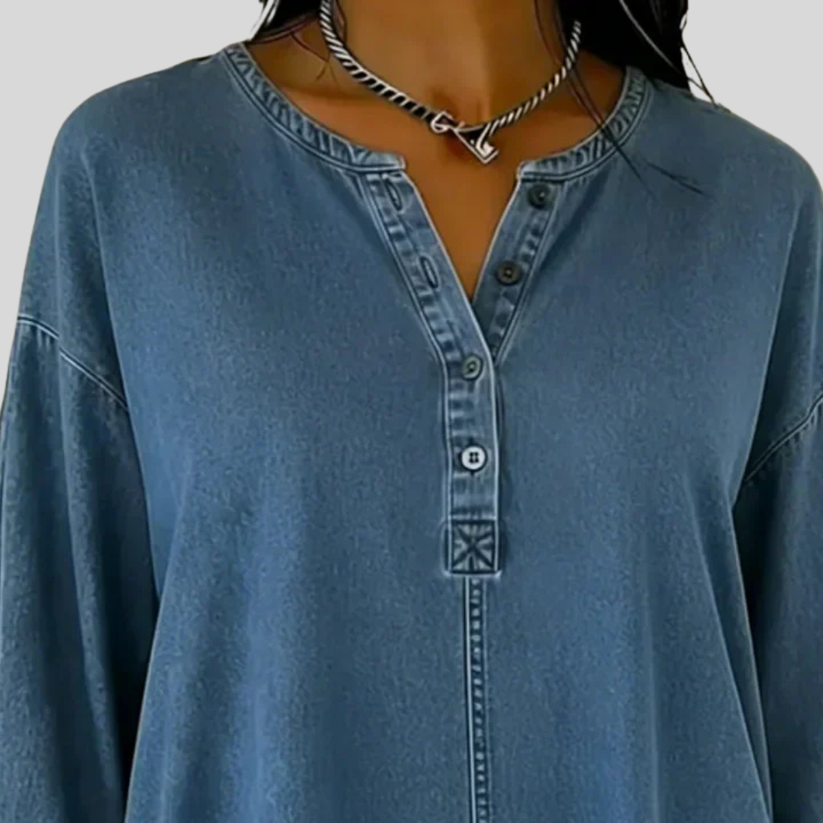 Pauline - Denim Top met V-hals en Knopen