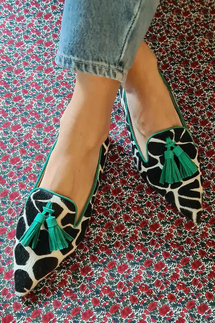 Puntige Loafer met Giraffeprint en Groene Franjes